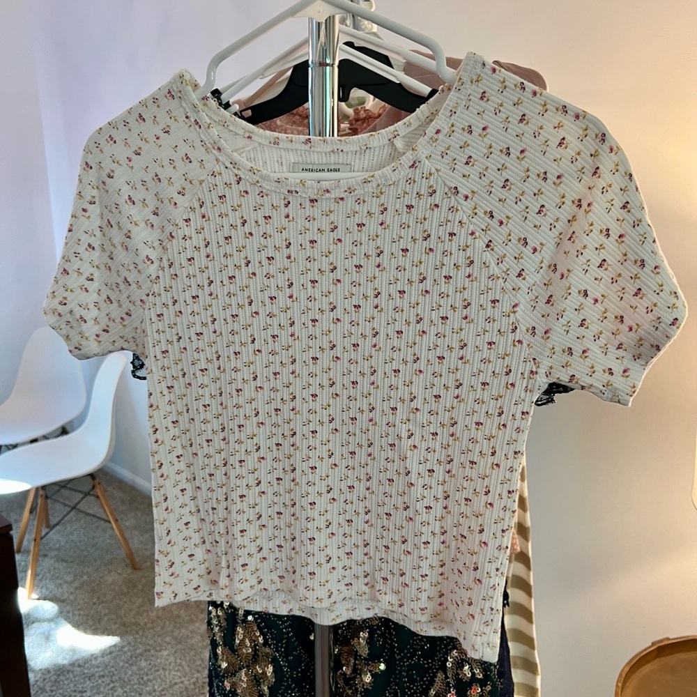 American Eagle floral white t-shirt